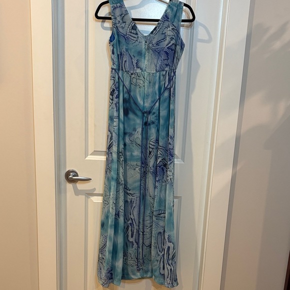 Elegant Blue Sleeveless Dress - Picture 4 of 9